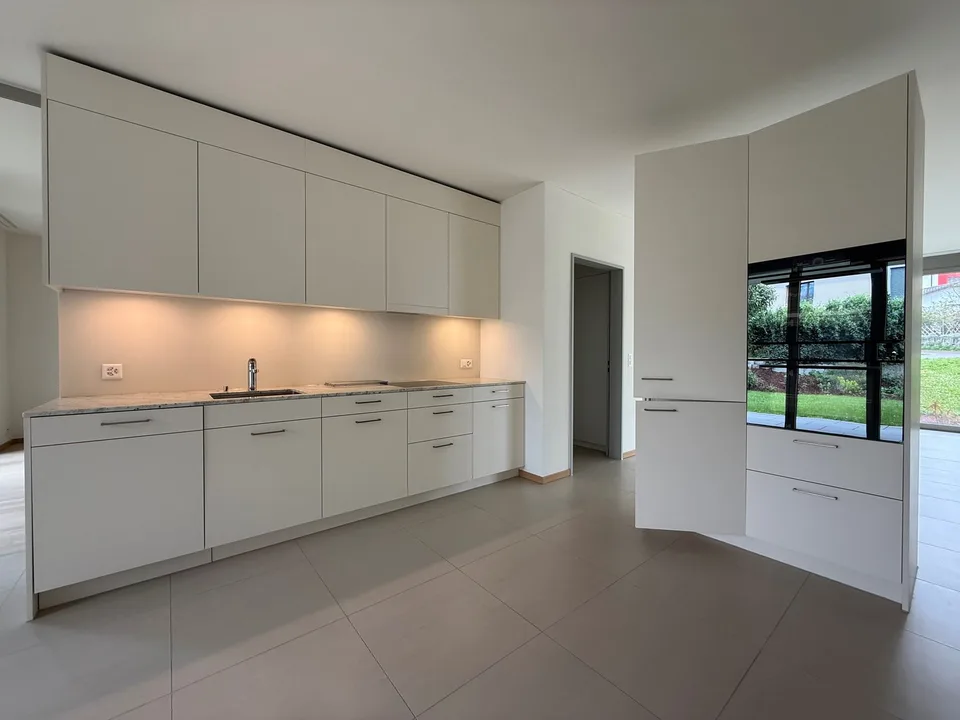 Appartamento giardino elegante di 2,5 locali a Uster con due posti a sedere privati
