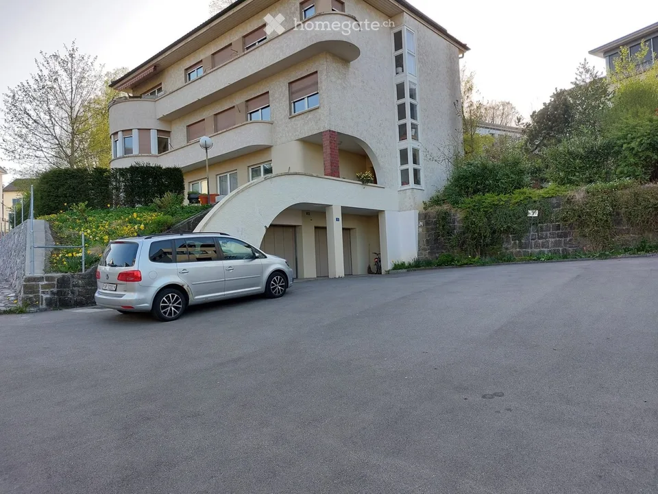 Una stanza singola confortevole e arredata
