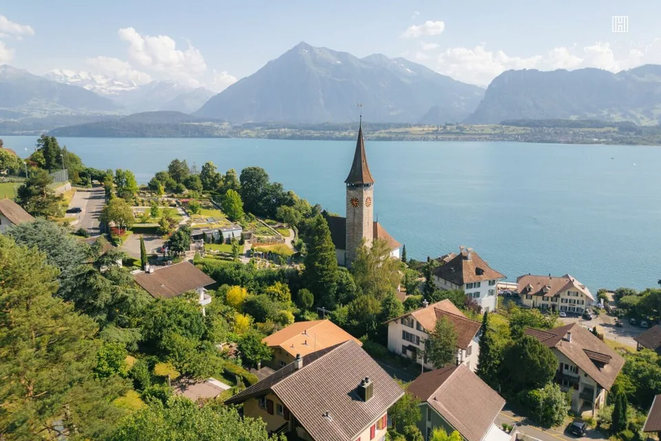 2-Familienhaus mit fantastischem Ausblick auf den Thunersee und die Berge