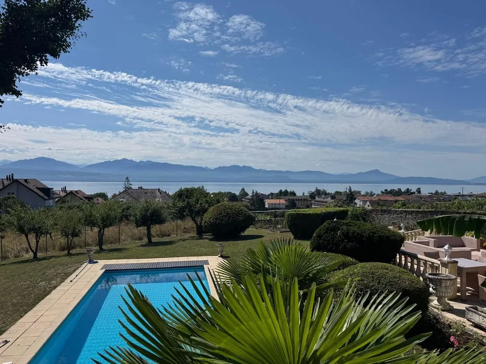 ST-PREX - Charmantes Haus mit Pool und Seeblick zur Miete in St-Prex