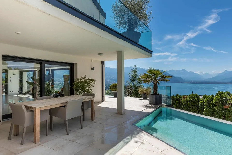 Bright property with pool and panoramic view