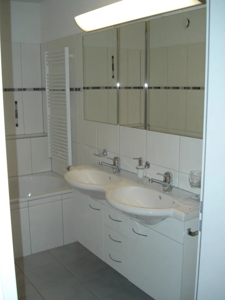 Grosszügige 6.5-Zimmer-Wohnung mit Balkon und Garage in Rümlang