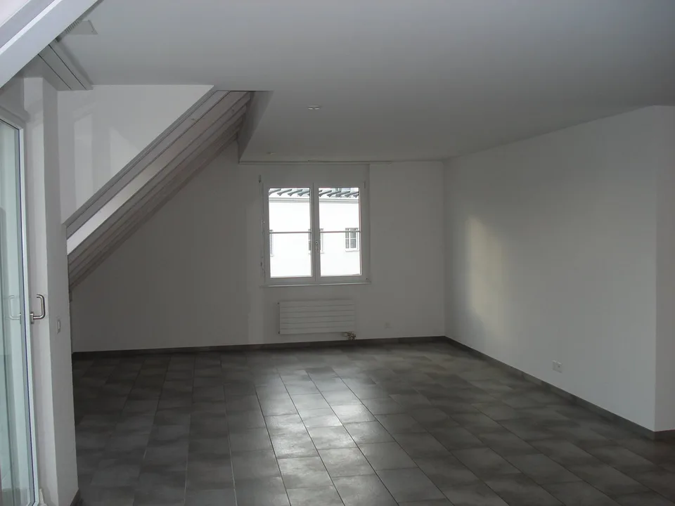 Grosszügige 6.5-Zimmer-Wohnung mit Balkon und Garage in Rümlang
