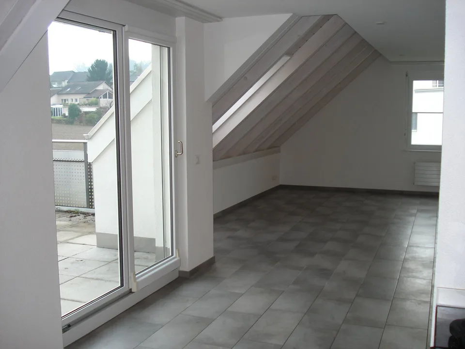 Grosszügige 6.5-Zimmer-Wohnung mit Balkon und Garage in Rümlang