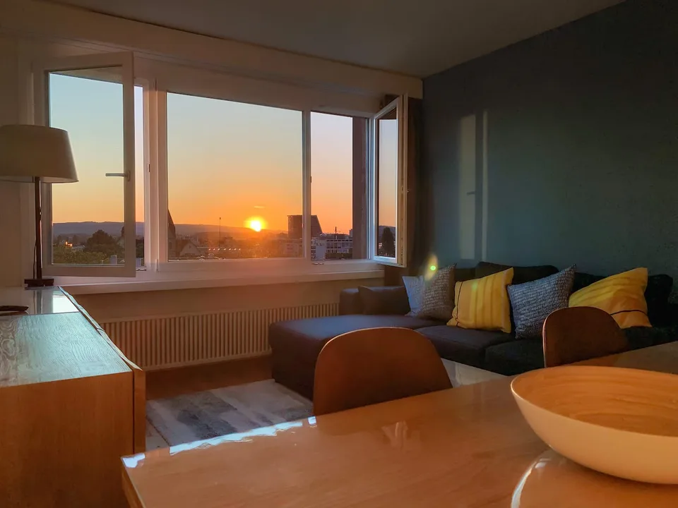 Appartamento esclusivo di 1,5 locali a Zug – Ristrutturato e arredato in modo moderno con vista sul lago.