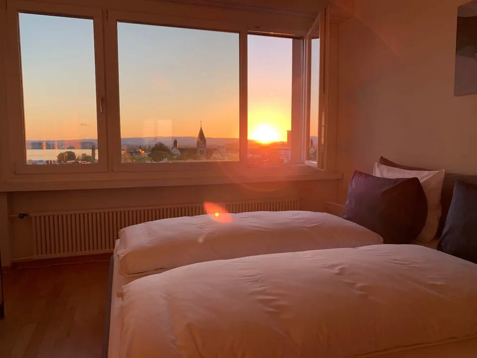 Appartamento esclusivo di 1,5 locali a Zug – Ristrutturato e arredato in modo moderno con vista sul lago.