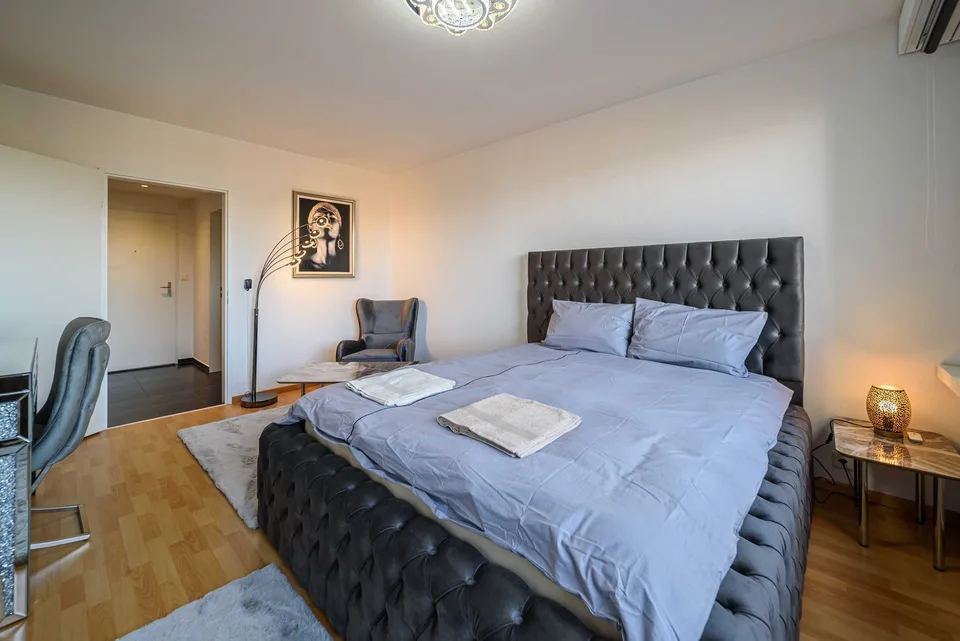 Appartamento esclusivo di 1,5 locali a Zug – Ristrutturato e arredato in modo moderno con vista sul lago.