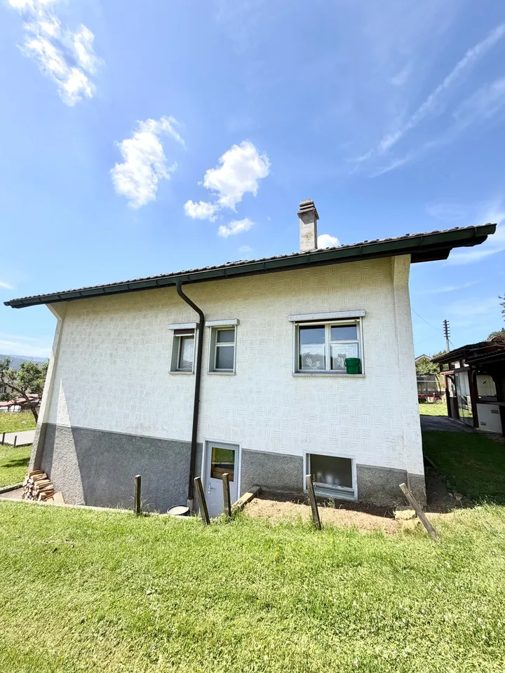 Casa unifamiliare su tre livelli con balcone, giardino, posto auto