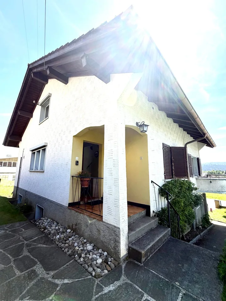 Einfamilienhaus auf drei Ebenen mit Balkon, Garten, Parkplatz – Foto 7 von 7