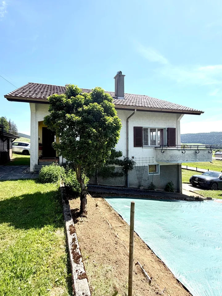Casa unifamiliare su tre livelli con balcone, giardino, posto auto