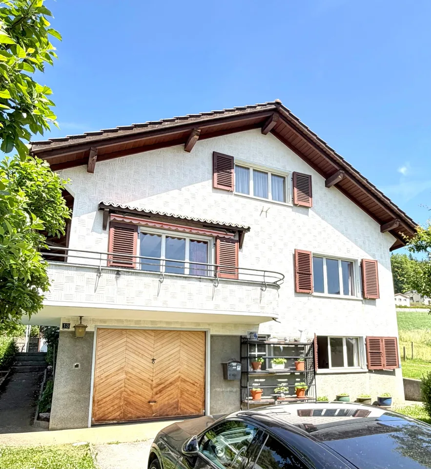 Maison individuelle sur trois niveaux avec balcon, jardin, place de...