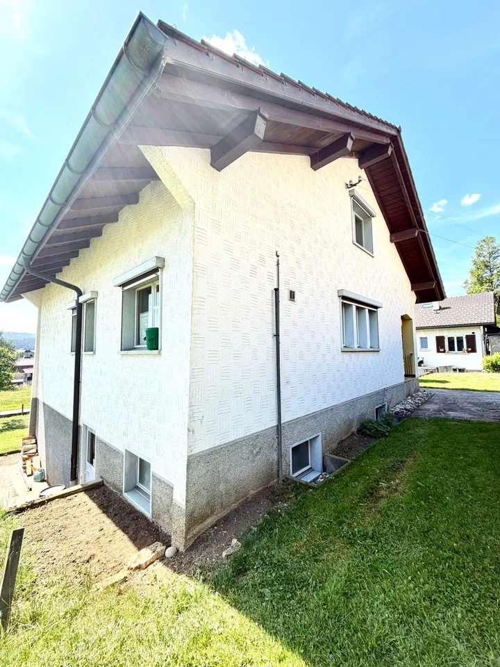 Casa unifamiliare su tre livelli con balcone, giardino, posto auto