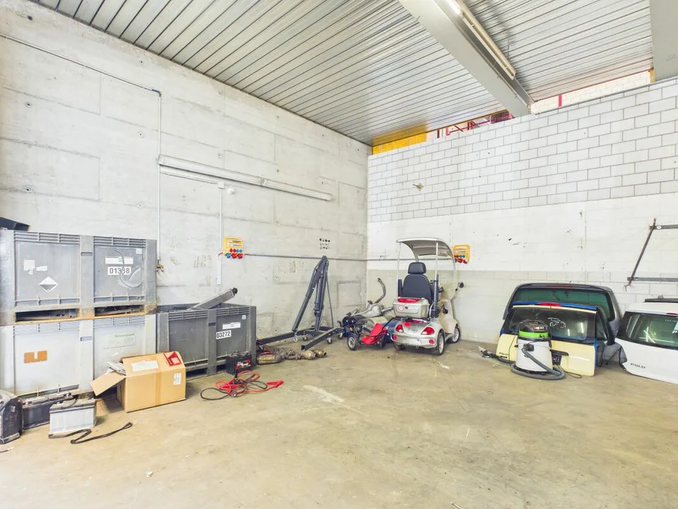 Halle mit 4 Räumen (ca. 350 m²) - ideal als Garage/Werkstatt in Rafz