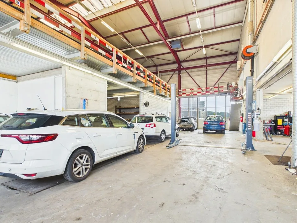 Halle mit 4 Räumen (ca. 350 m²) - ideal als Garage/Werkstatt in Rafz