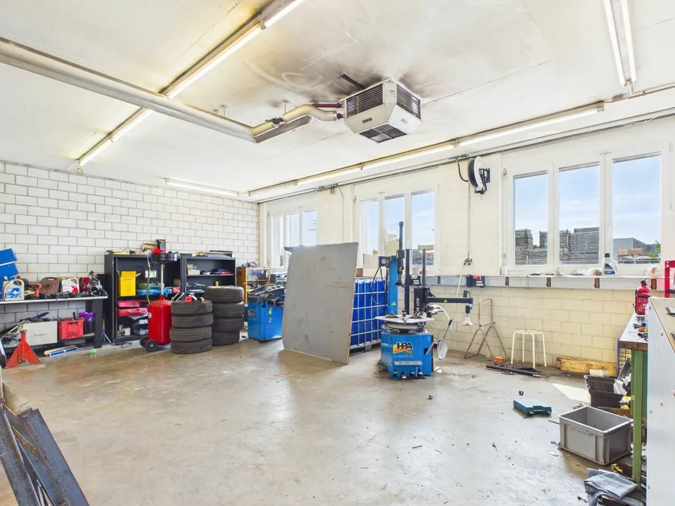 Halle mit 4 Räumen (ca. 350 m²) - ideal als Garage/Werkstatt in Rafz