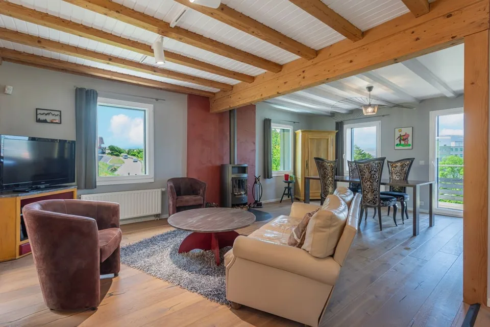 Elegante proprietà familiare con vista libera sul Giura