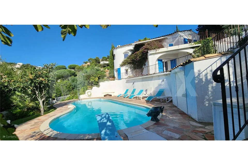 Attraktive, renovierte 8-Zimmer-Villa mit Meerblick und Pool in Les Issambres Côte d'Azur