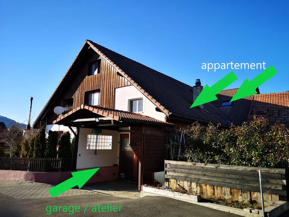 Grande duplex nel centro del villaggio con garage e laboratorio, disponibile subito