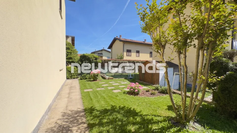 Uggiate con Ronago, Grenze zu Novazzano: unabhängige Villa mit Garten