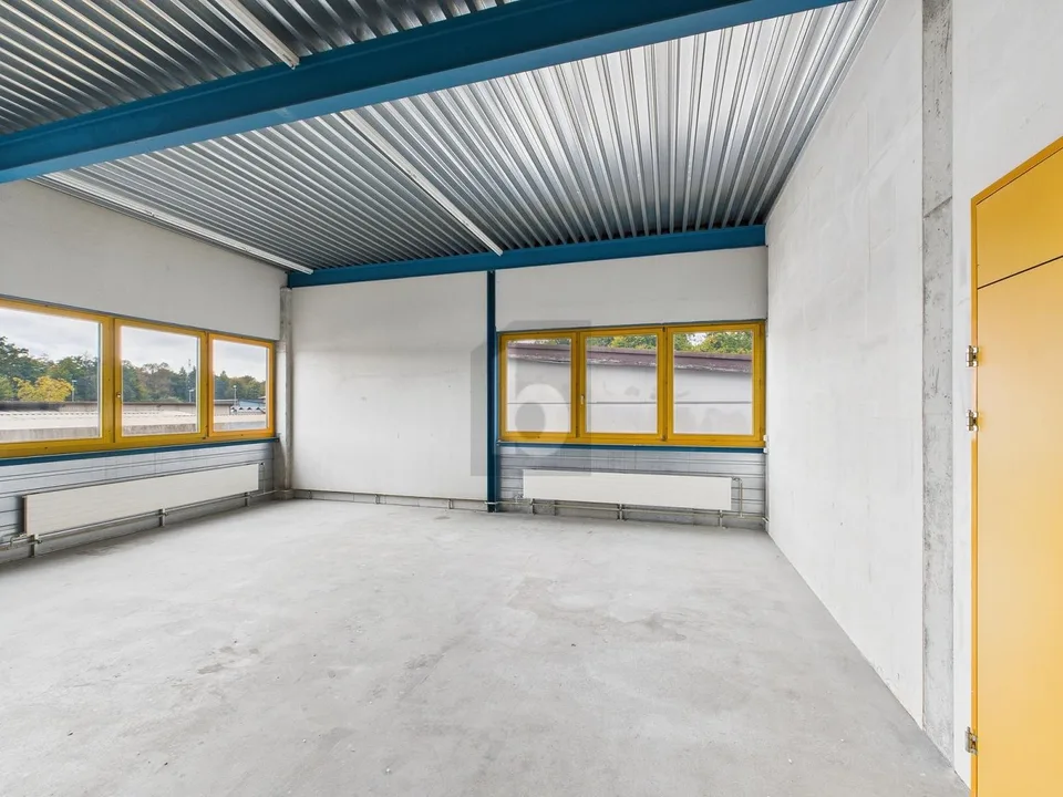 MIT GROSSEM WARENLIFT (6 M2)  AM AUTOBAHNANSCHLUSS