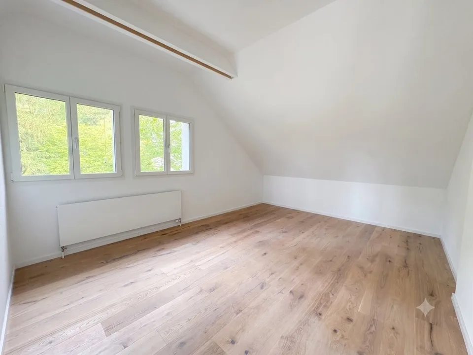 SANIERTE CHARMANTE DACHWOHNUNG ZU VERMIETEN