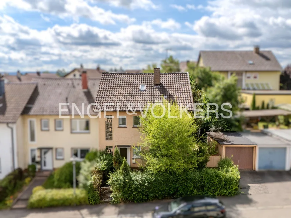 Sanierungsbedürftiges Reihenendhaus