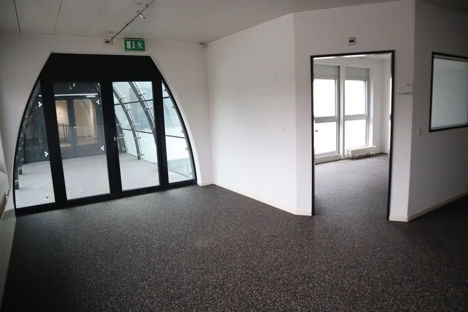Edificio uffici spazioso e moderno in affitto – foto 7 di 7