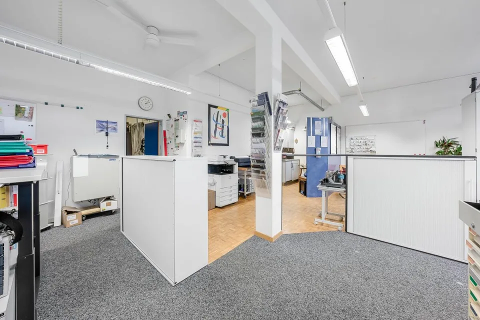 Locaux commerciaux avec atelier et bureau - Parfait pour votre entreprise !