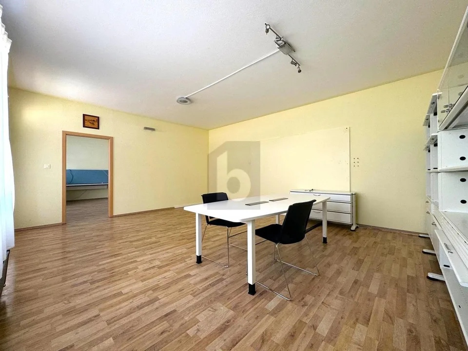 Bureau lumineux avec grandes fenêtres