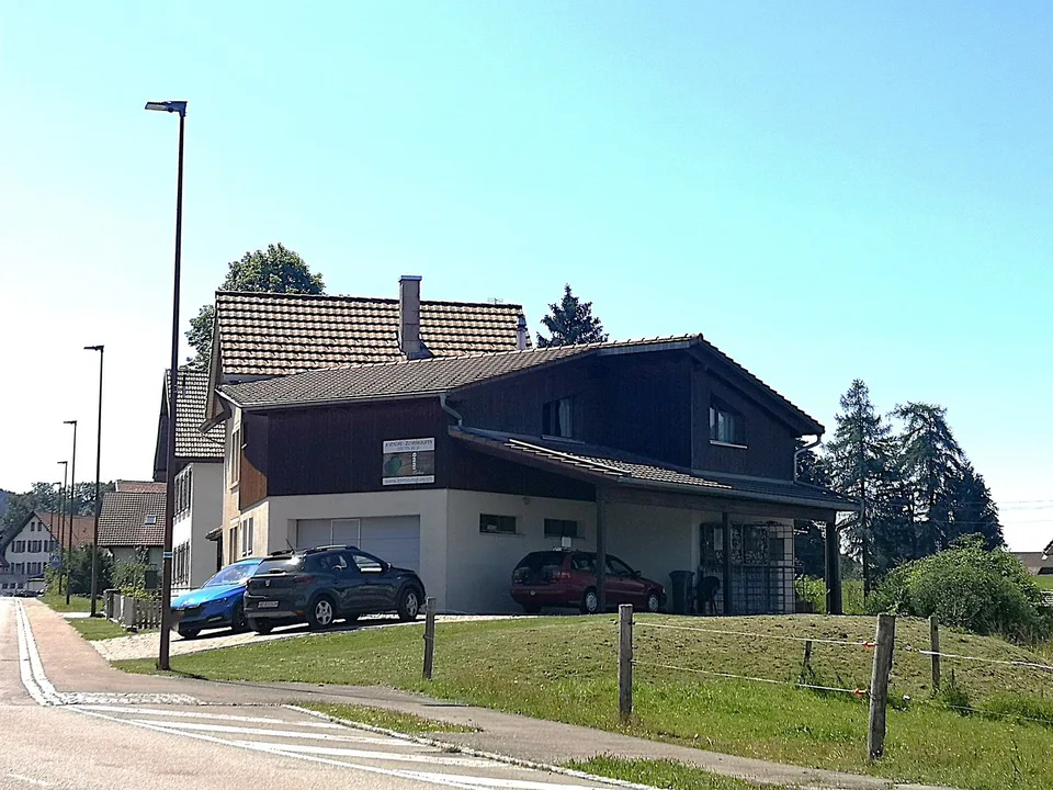 Großes Familienhaus mit 8,5 Zimmern in Lajoux, Möglichkeit zur Vermietung von Gästezimmern