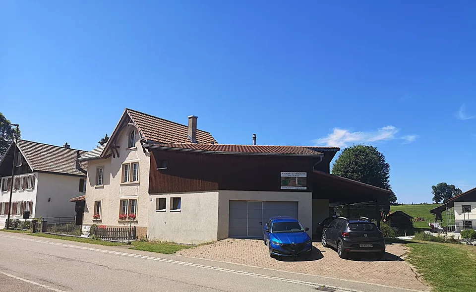 Großes Familienhaus mit 8,5 Zimmern in Lajoux, Möglichkeit zur Vermietung von Gästezimmern