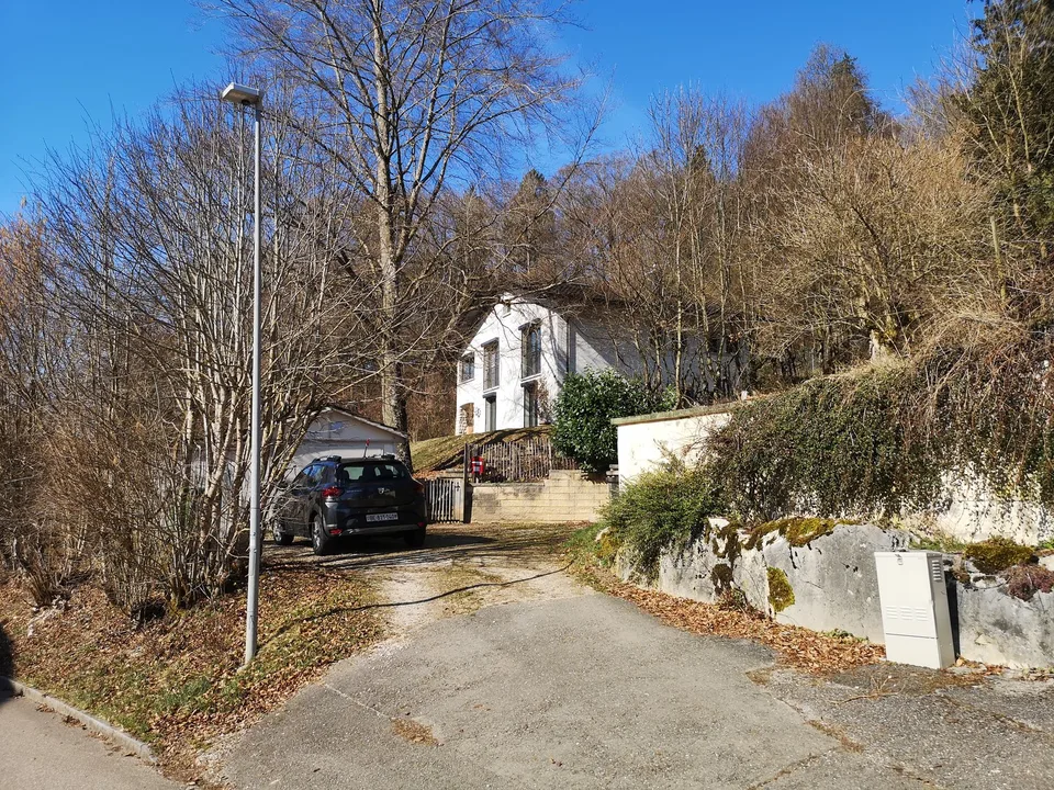 Riduzione di prezzo: casa ristrutturata con grande terreno, veranda, 2 terrazze, 2 garage