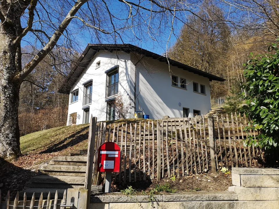 Riduzione di prezzo: casa ristrutturata con grande terreno, veranda, 2 terrazze, 2 garage