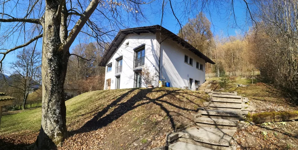Riduzione di prezzo: casa ristrutturata con grande terreno, veranda, 2 terrazze, 2 garage