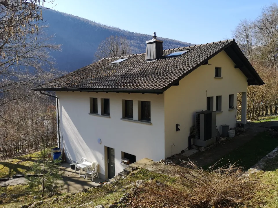 Riduzione di prezzo: casa ristrutturata con grande terreno, veranda, 2 terrazze, 2 garage