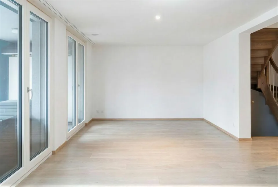 Casa a schiera moderna di 6 locali con giardino a Hausen am Albis