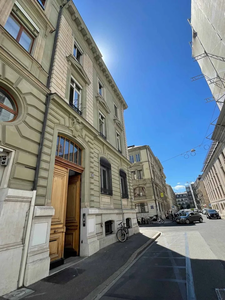 Verwaltungsgebäude mit etwa 1300m2 - Bankenviertel