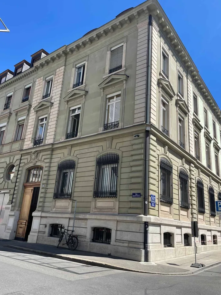 Immeuble administratif rénové d'environ 1300m2 - Quartier des Banques
