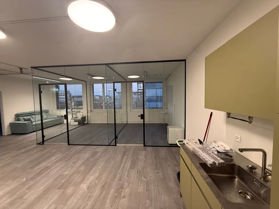 Spazio ufficio/commerciale moderno, completamente sviluppato, in posizione ottimale