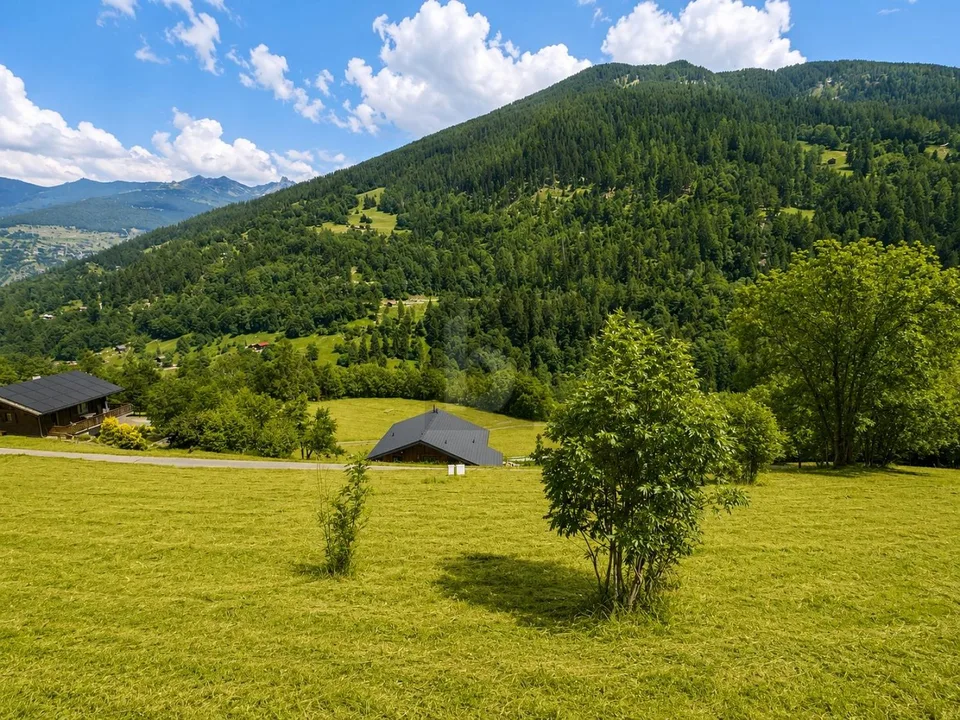 MAGNIFIQUE TERRAIN DANS UN CADRE NATUREL