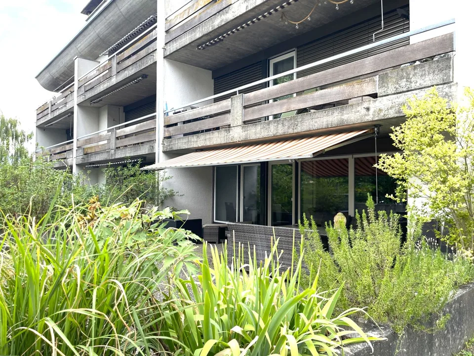Parterre mit schönem Grundriss & einer grossen Terrasse