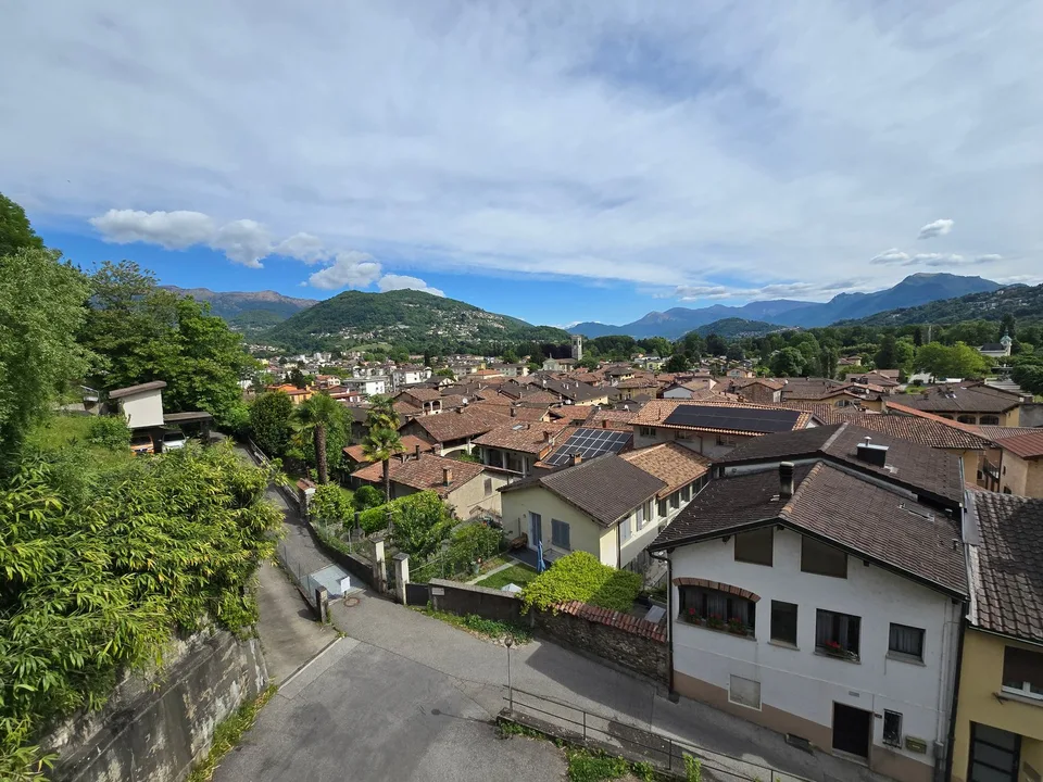 Großes Anwesen zur Renovierung mit Seeblick und Möglichkeit zur Erweiterung