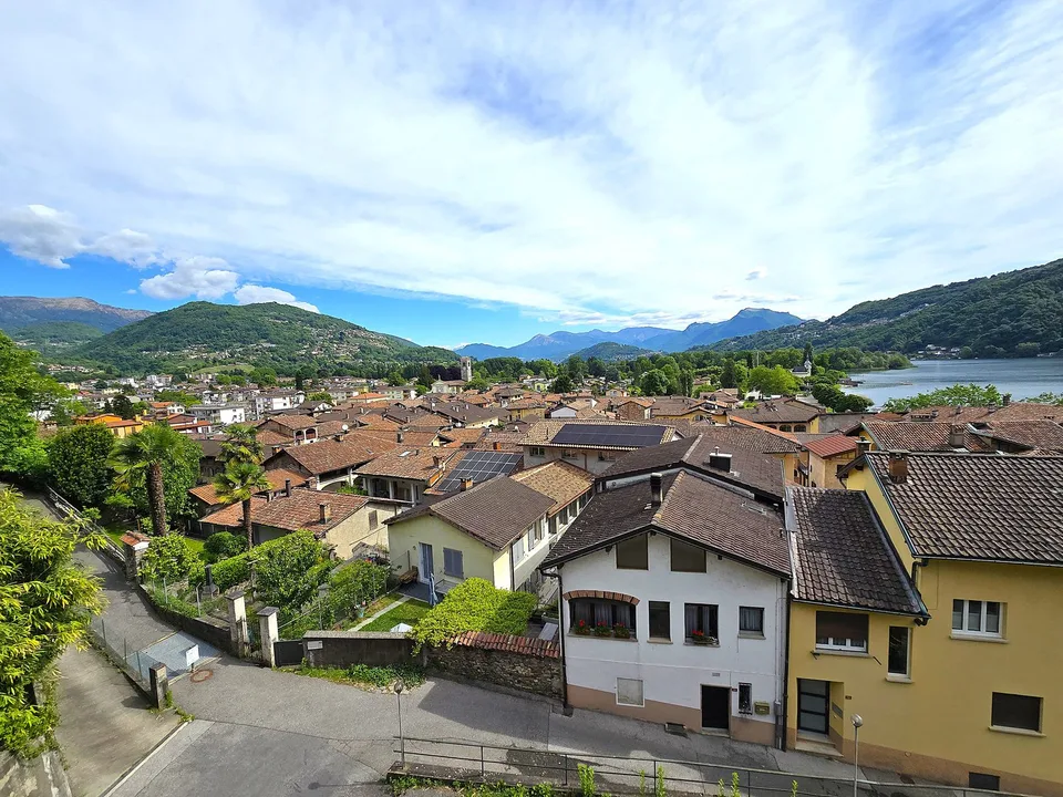 Grande proprietà da rinnovare vista lago con possibilità di ampliamento