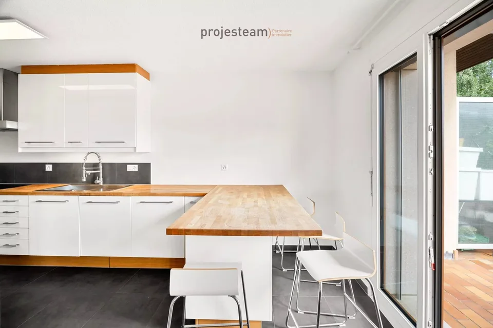 Appartamento con camino, ristrutturato con cura, ampio balcone a sud, in un ambiente verde e familiare