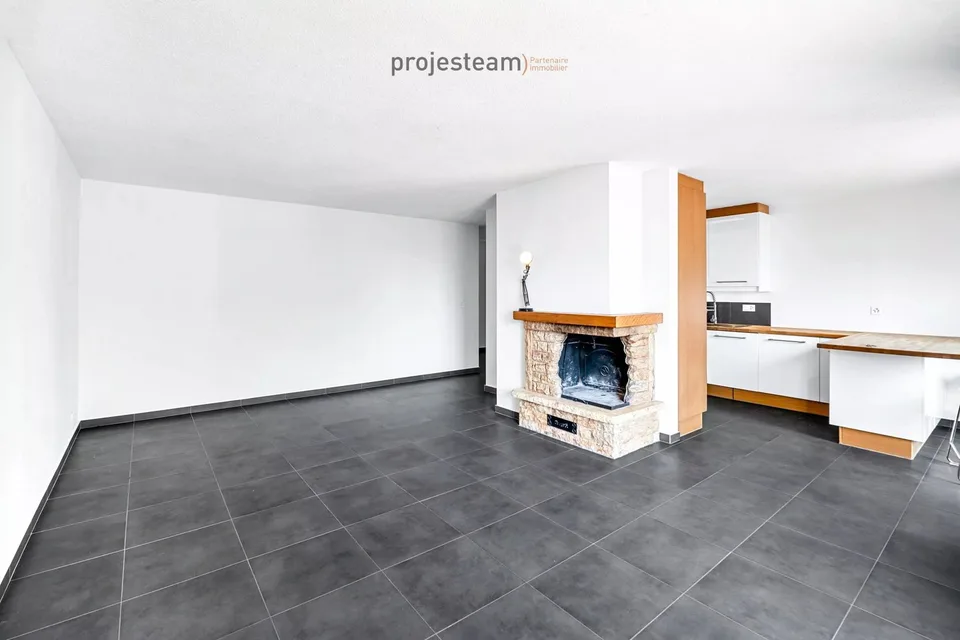 Appartamento con camino, ristrutturato con cura, ampio balcone a sud, in un ambiente verde e familiare