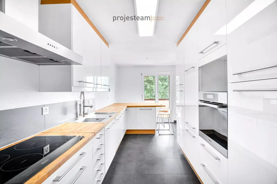 Appartement avec cheminée,  rénové avec soin, grand balcon plein sud, dans un cadre verdoyant et familial