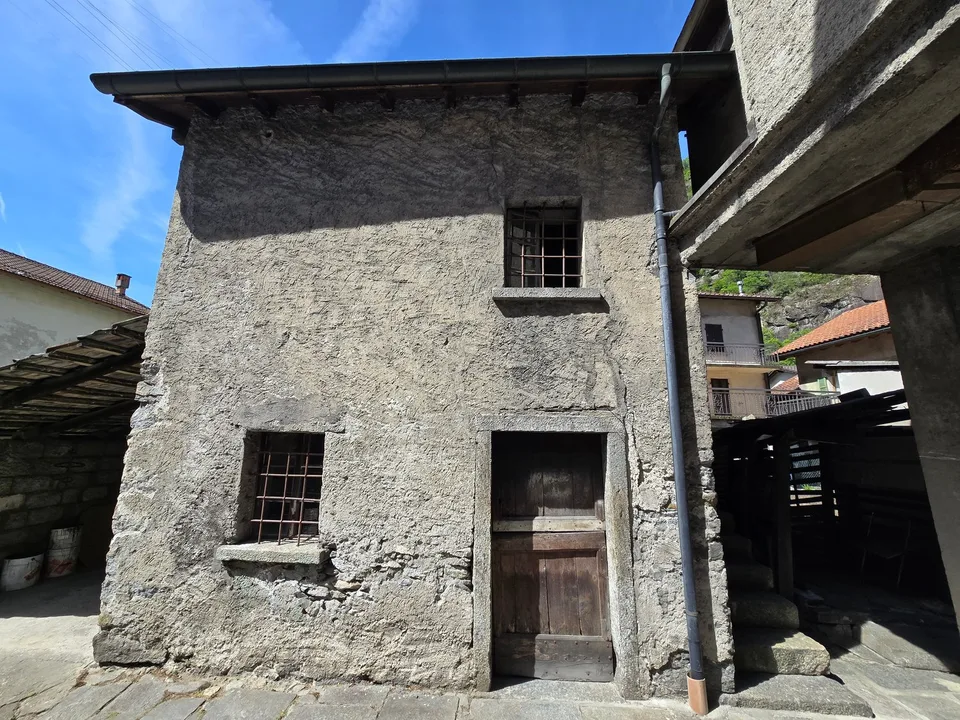 Mehrfamilienhaus zur Renovierung mit Grundstück und Stall