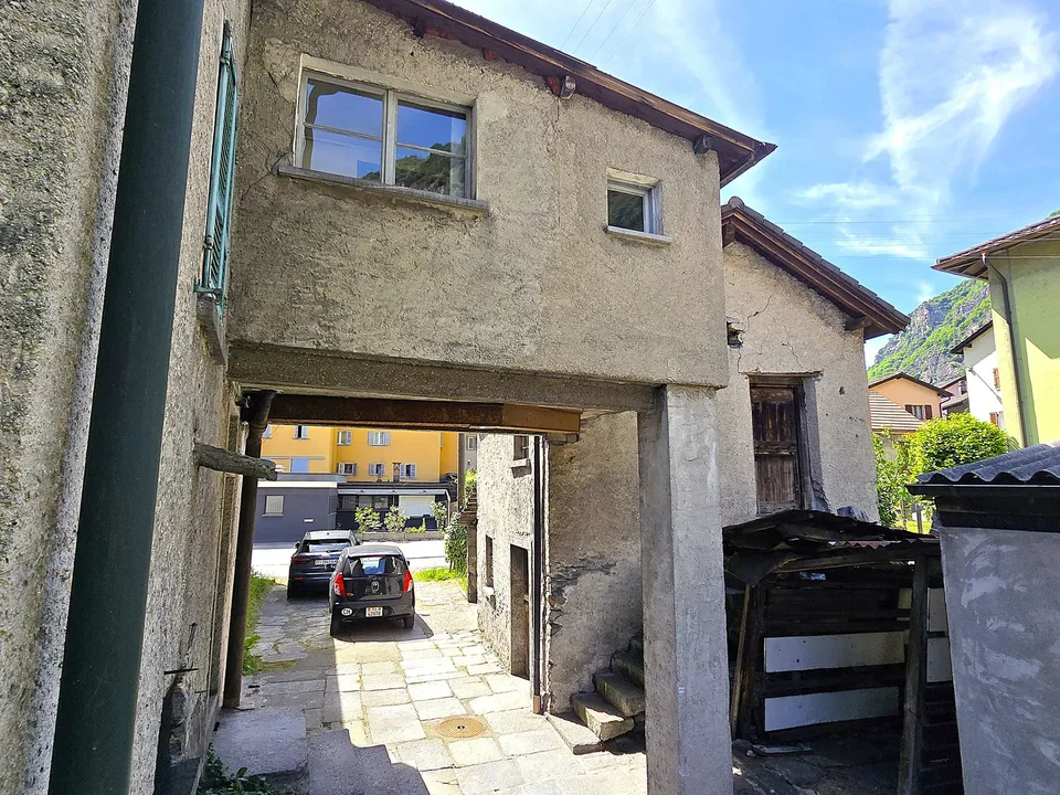 Mehrfamilienhaus zur Renovierung mit Grundstück und Stall