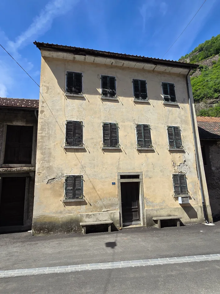 Casa plurifamiliare da ristrutturare con terreno e stalla