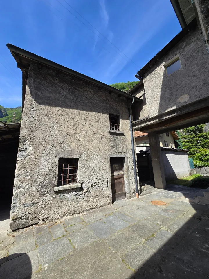 Mehrfamilienhaus zur Renovierung mit Grundstück und Stall